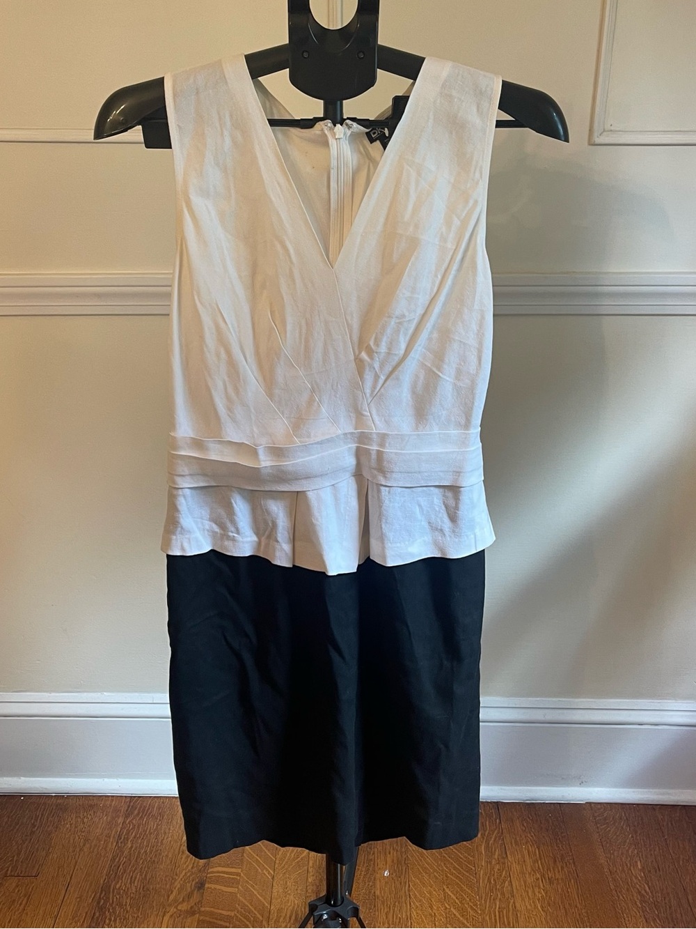 DKNY Black and White V-Neck Two-Tone Sheath Dress